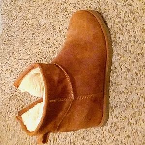 To big.. Cushionai.. 7n ahalf.. med. Khaki with the cream inside that's wool